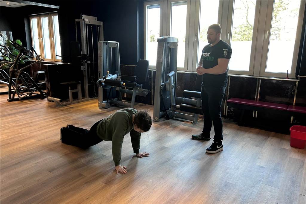 Reporterin Elisa Goltz hat ein zehnminütiges Bootcamp-Training bei Malte Ströhlein ausprobiert – die Anstrengung stand ihr ins Gesicht geschrieben.