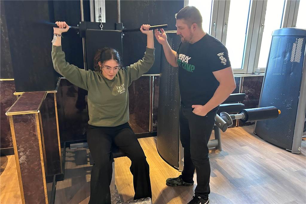 Reporterin Elisa Goltz hat ein zehnminütiges Bootcamp-Training bei Malte Ströhlein ausprobiert – die Anstrengung stand ihr ins Gesicht geschrieben.