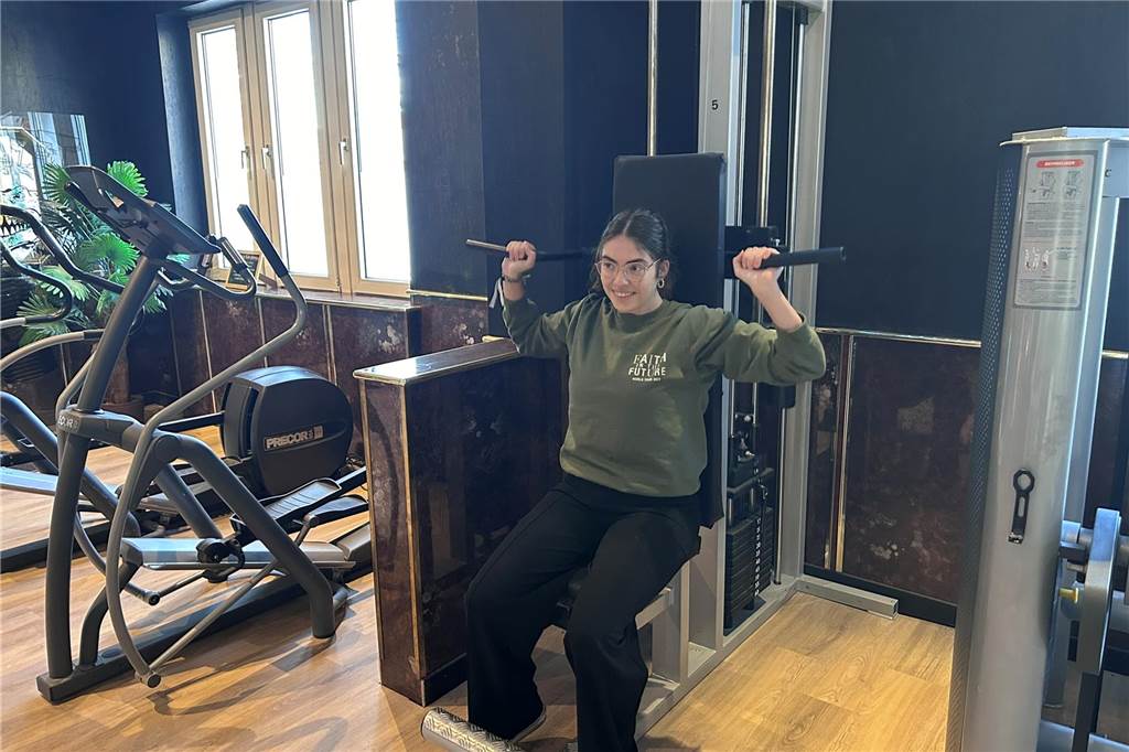 Reporterin Elisa Goltz hat ein zehnminütiges Bootcamp-Training bei Malte Ströhlein ausprobiert – die Anstrengung stand ihr ins Gesicht geschrieben.