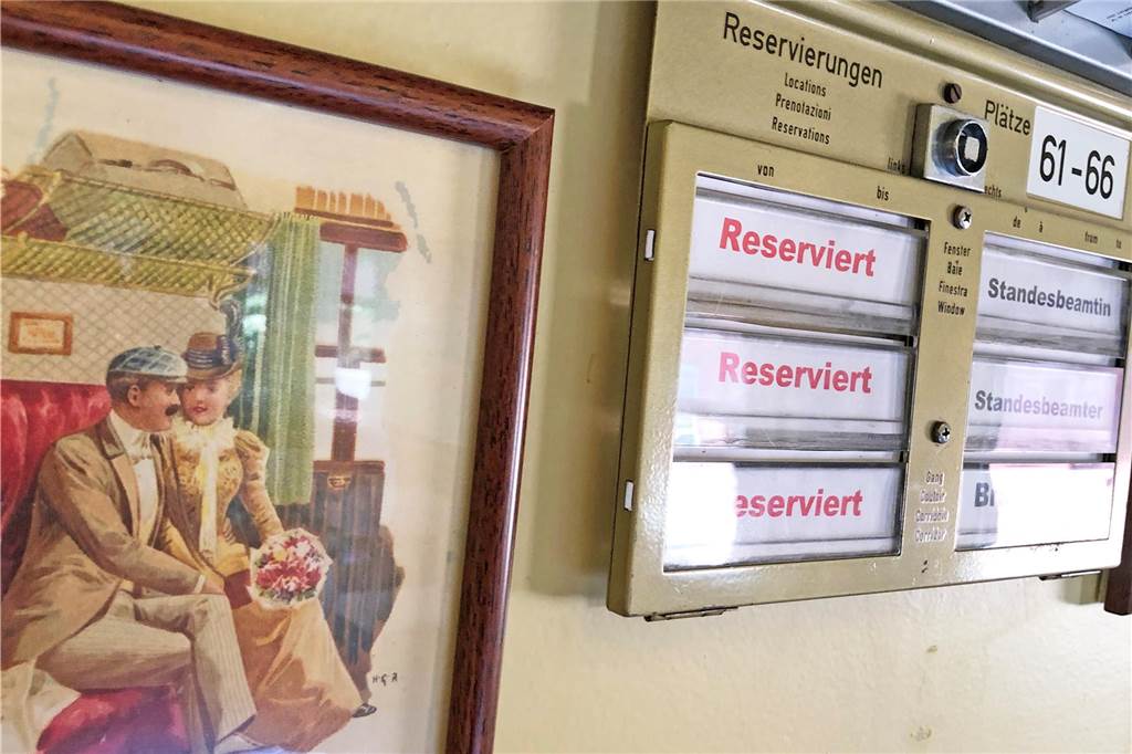 Saisonstart im Eisenbahnmuseum: Bahnhofsgeschichte wird wieder lebendig Reserviert für die Standesbeamtin: Schilder im historischen Personenwagen