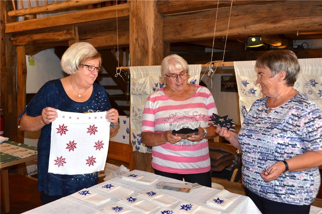 Blaudruck im Lippramsdorfer Heimathaus: Viel Stoff für kreative Ideen Resi Husmann, Lucia Lewe und Ulla Wallaschkowski vom Heimatverein Lippramsdorf leiteten den Blaudruck-Kurs.