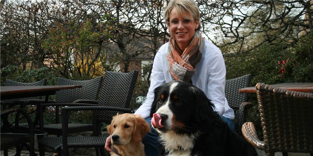 Im Strätlingshof bekommen nicht nur Menschen eine Speisekarte Restaurant-Chefin Diana Strätling mit dem Berner Sennenhund Calle (rechts) und Golden Retriever Fitz (links).