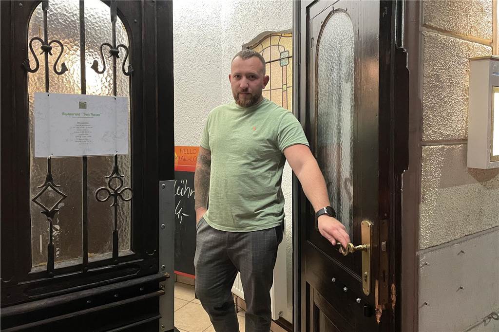 Einbruch ins Restaurant „Von Herzen“: Gastronomen suchen Zeugen Restaurant-Inhaber Piotr Kolenda hatte den Einbruch in das Restaurant "Von Herzen" in Lütgendormtund entdeckt. Die Eingangstüren wurden aufgebrochen.