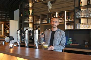 Restaurantleiter Niklas Feider (Foto) und sein Team laden ein zu mediterranen Genüssen hoch über den Dächern von Ahaus.