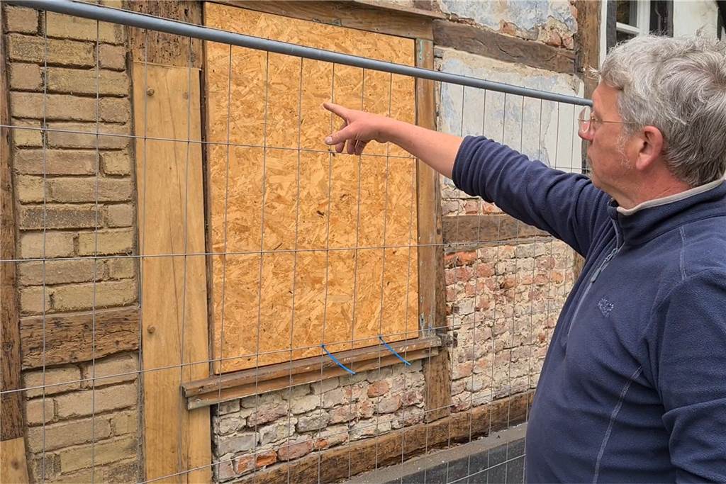 Restaurator Wilfried Knepper erklärt die Besonderheiten des Fachwerkhauses an der Mauerstraße 93 in Lünen.