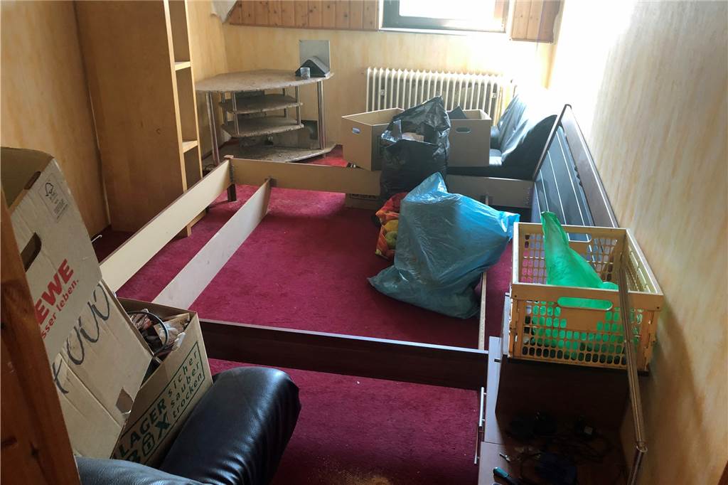 „Wir müssten die Wohnungen doppelt so teuer machen“ – Vermieter schlagen Alarm Reste eines chaotischen Lebens in einer Wohnung an der Rheinischen Straße.