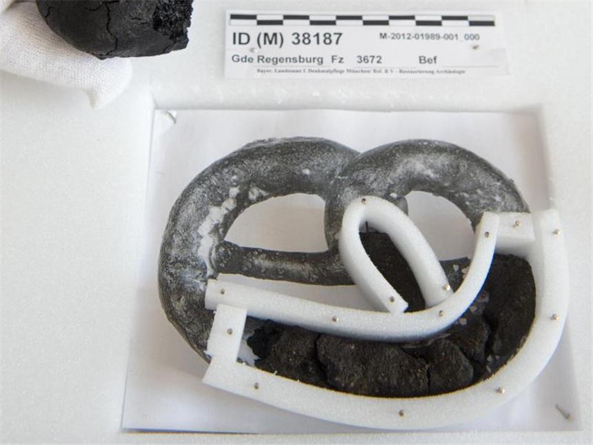 Missgeschick eines Bäckers ist Segen für Archäologen Reste von 250 Jahre alten Semmeln und Brezeln. Foto: Armin Weigel