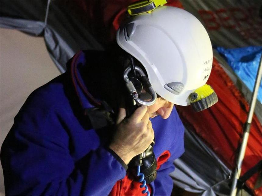 Transport von verletztem Höhlenforscher hat begonnen Retter kommunizieren am Eingang der Höhle. Foto: BRK BGL