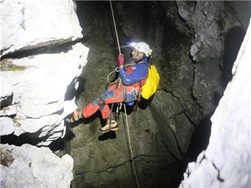 Retter sind auf dem Weg. Doch der Höhelnforscher wird noch lange ausharren müssen. Foto: Leitner, BRK BGL