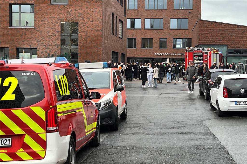 Großlage am Dortmunder U: Polizei, Feuerwehr und Rettungsdienst an Berufskolleg im Einsatz Rettungsdienst, Feuerwehr und Polizei waren am Robert-Schuman-Berufskolleg am Dortmunder U mit mehreren Einsatzfahrzeugen vor Ort.