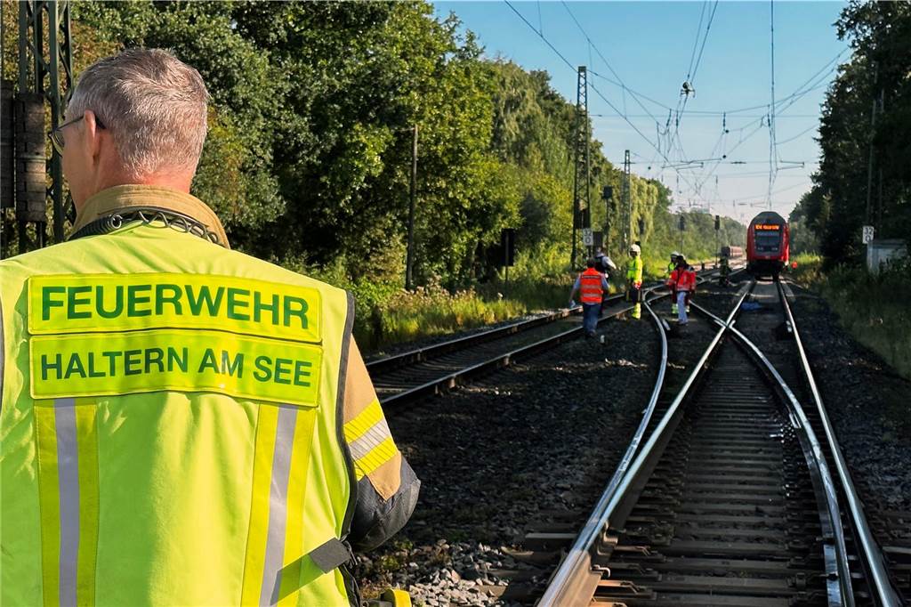 Person in Sythen von Zug erfasst und tödlich verletzt Rettungsdienst-Mitarbeiter stehen auf dem Bahngleis.