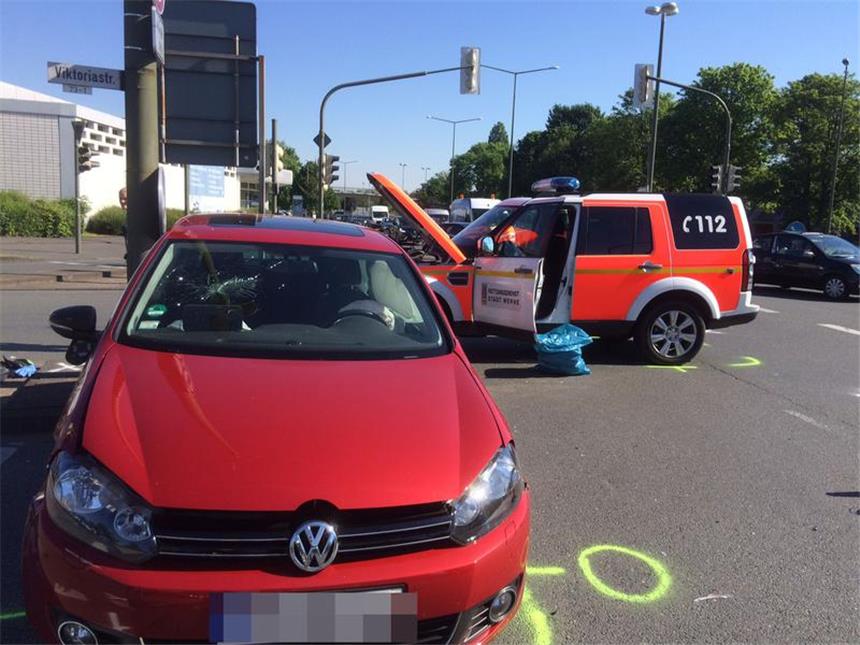 Rettungsdienst rammt Golf - Stau-Chaos in Lünen Rettungsdienst rammt anderes Auto: Zu diesem Unfall kam es am Montagmorgen auf der Kreuzung Kurt-Schumacher-Straße/Viktoriastraße in Lünen.
