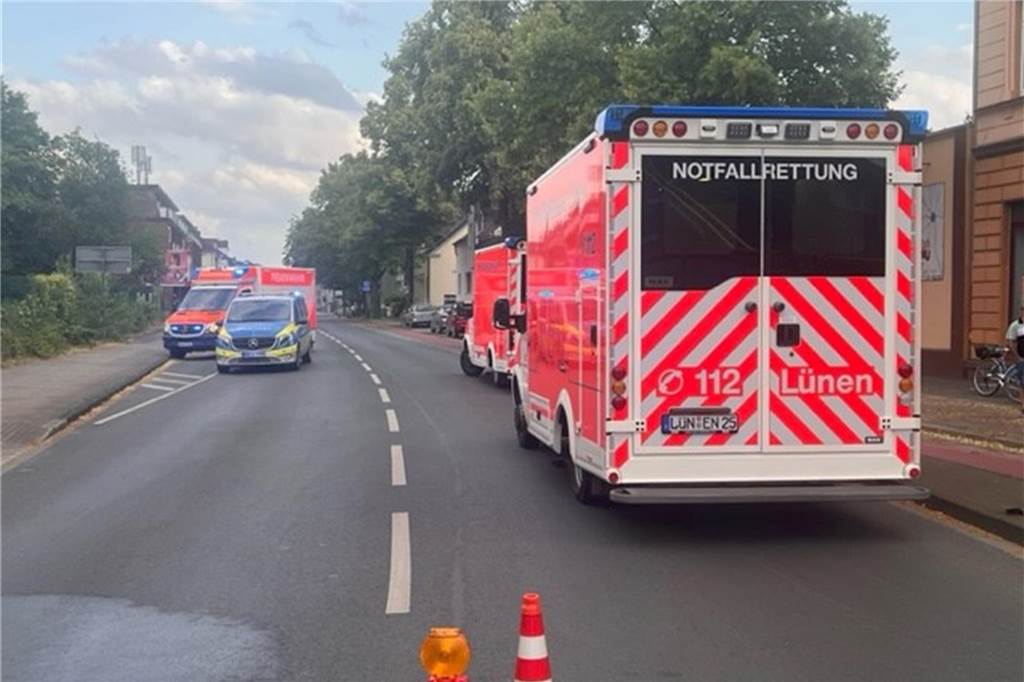 Feuer in Dachgeschosswohnung an der Bebelstraße: Polizei nennt Brandursache Rettungsdienst und Polizei waren auch vor Ort.
