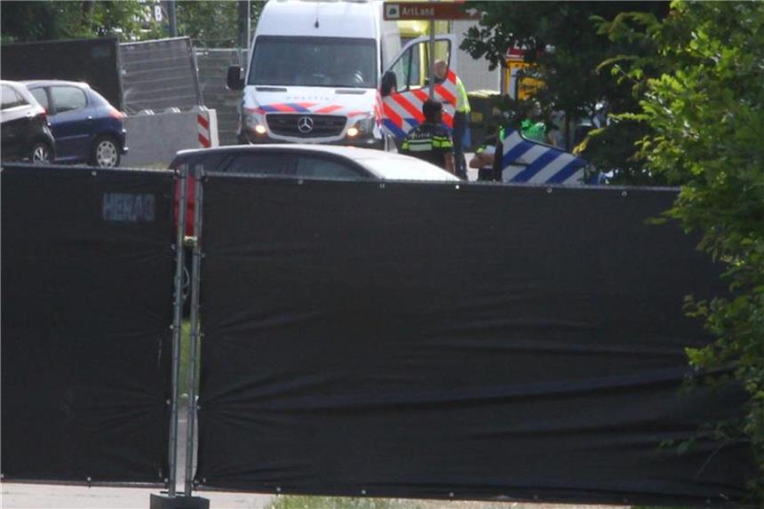 Kleinbus fährt nach Pinkpop-Festival in Besuchergruppe Rettungsfahrzeuge sind hinter Sichtschutz-Planen zu sehen. Hier war nach Abschluss des Pinkpop-Festivals, eines großen Musikfestivals im niederländischen Landgraaf an der deutschen Grenze, ein Kleinbus in eine Besuchergruppe gefahren. Foto: Ralf Roeger/dmp press