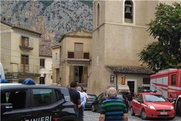 Rettungsfahrzeuge stehen auf einem Platz in Civita. In einer nahe liegenden Schlucht sind mehrere Menschen bei einem Ausflug ums Leben gekommen. Foto: Clemente Angotti/ANSA/AP