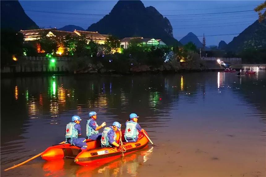 17 Tote nach Drachenboot-Unfall in China geborgen Rettungshelfer suchen nach dem Unglück in Guilin nach Vermissten. Foto: CHINATOPIX via AP