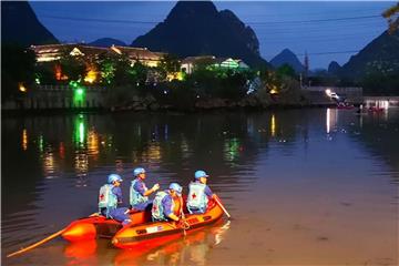 Rettungshelfer suchen nach dem Unglück in Guilin nach Vermissten. Foto: CHINATOPIX via AP