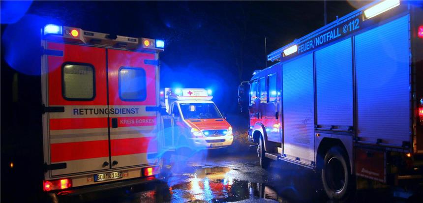 52-jähriger Ahauser erschießt junge Frau aus Südlohn, dann sich selbst Rettungskräfte am Tatort zwischen Ahaus und Vreden.