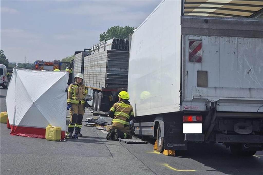 Tragödie auf der A1: LKW-Fahrer getötet, Autofahrerin hat Schutzengel Rettungskräfte an der Unfallstelle.