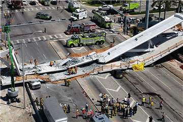 Rettungskräfte arbeiten an einer eingestürzten Brücke auf dem Gelände einer Universität nahe der US-Metropole Miami. Foto: DroneBase/AP
