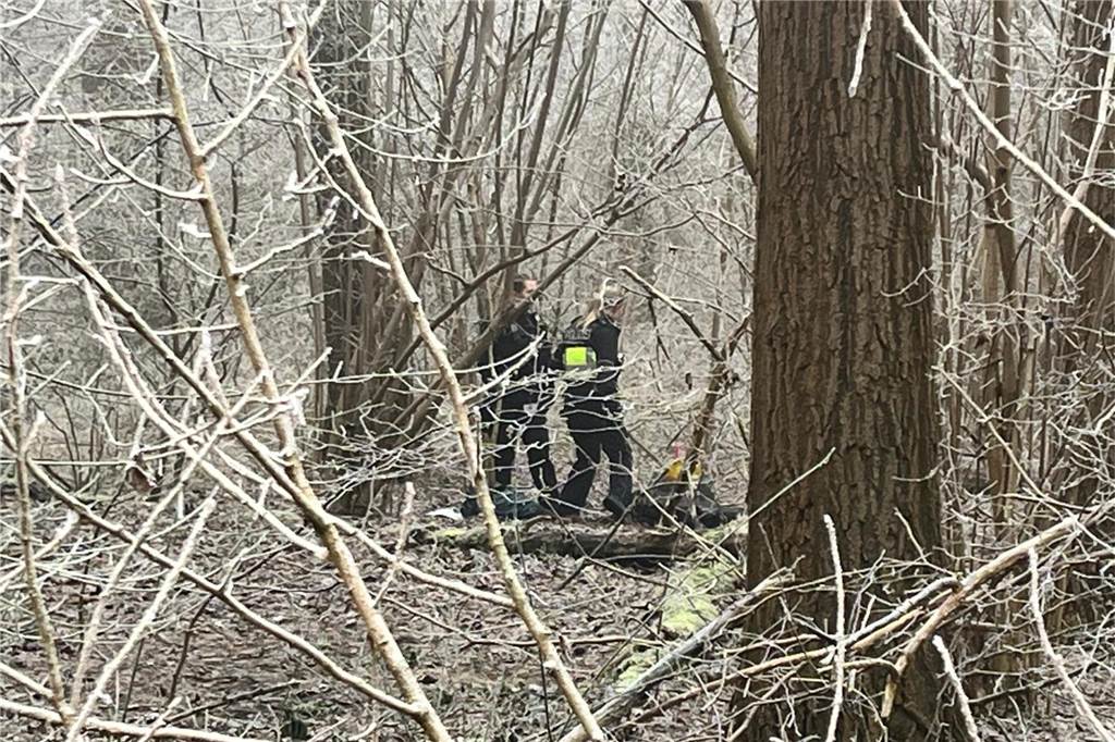 „Großer Teil muss nicht draußen schlafen“: So wird Wohnungslosen geholfen Zwei Polizisten im Wald.
