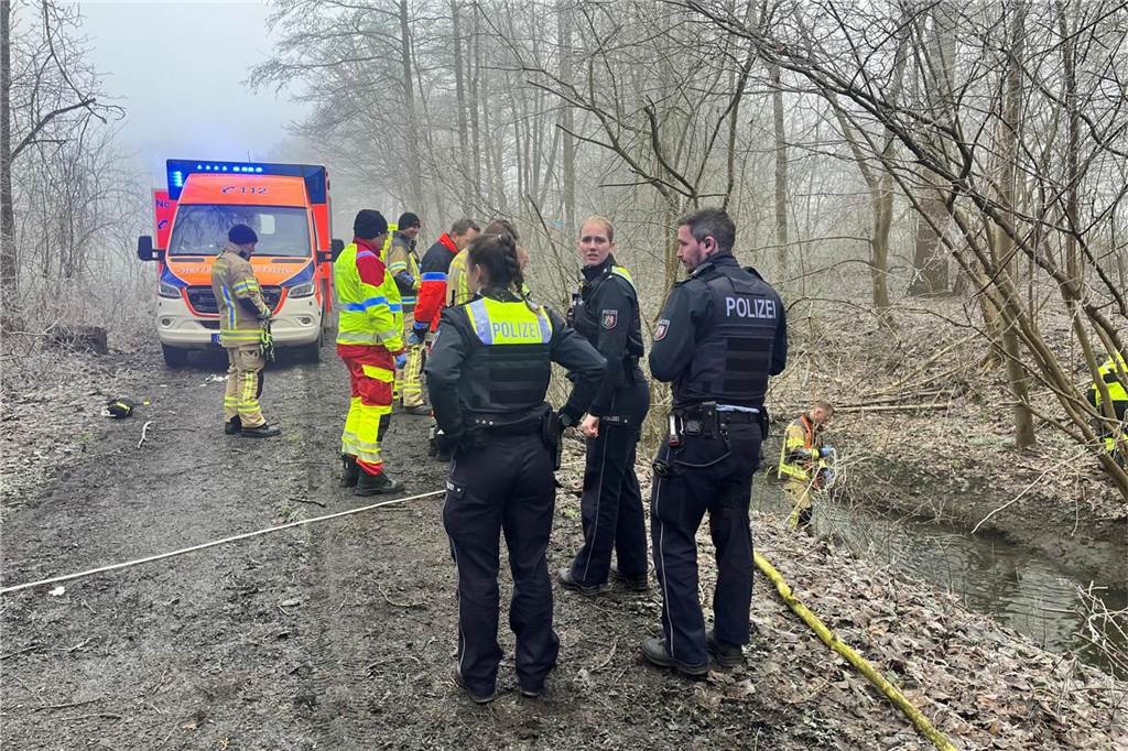 Leiche in Lünen entdeckt: Spaziergänger finden Kleidungsstücke, Kriminalpolizei ermittelt Rettungskräfte bargen eine leblose Person aus der Rühenbecke in Lünen.