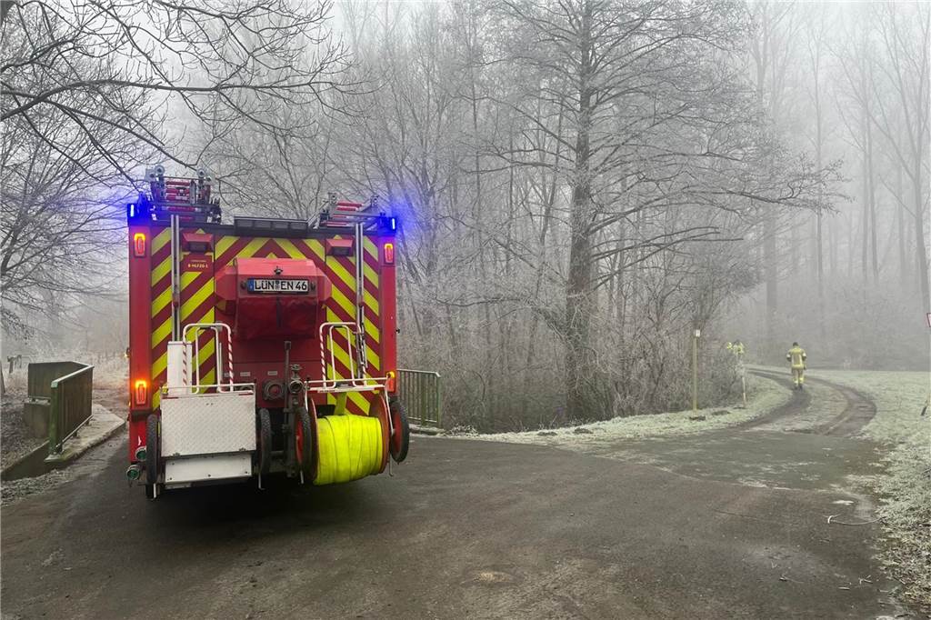 Rettungskräfte bargen eine leblose Person aus der Rühenbecke in Lünen.