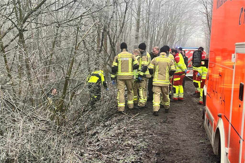 Rettungskräfte bargen eine leblose Person aus der Rühenbecke in Lünen.