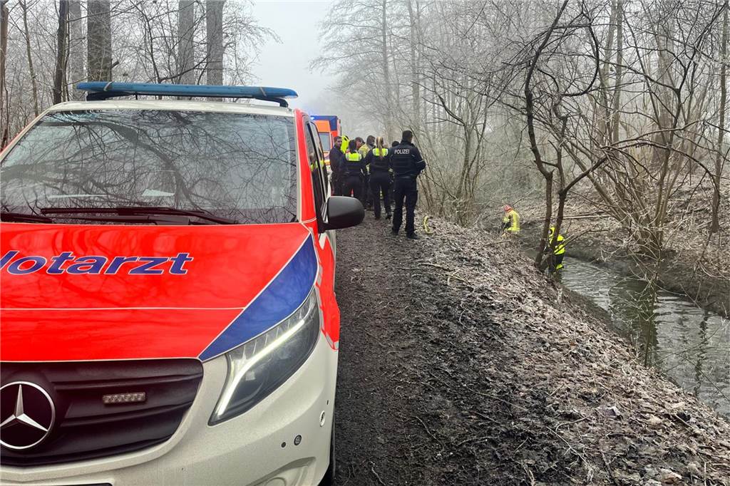 Rettungskräfte bargen eine leblose Person aus der Rühenbecke in Lünen.