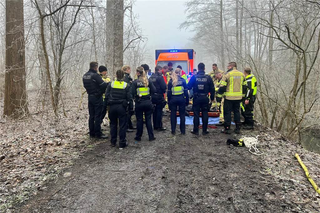 Rettungskräfte bargen eine leblose Person aus der Rühenbecke in Lünen.