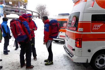 Rettungskräfte beraten sich in St. Valentin in Südtirol. Zwei deutsche Skifahrer starben bei einem Lawinenunglück. Foto: Walter Wegmann