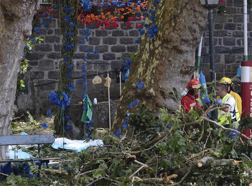 Eiche erschlägt 13 Menschen auf Madeira Rettungskräfte bergen am Dienstag in Funchal auf der Insel Madeira (Portugal) einen Toten. Bei einem religiösen Volksfest auf Madeira ist ein Baum auf eine Menschenmenge gestürzt und hat 13 Menschen in den Tod gerissen.