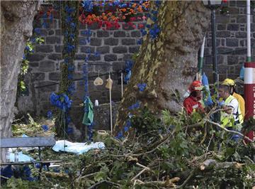 Rettungskräfte bergen am Dienstag in Funchal auf der Insel Madeira (Portugal) einen Toten. Bei einem religiösen Volksfest auf Madeira ist ein Baum auf eine Menschenmenge gestürzt und hat 13 Menschen in den Tod gerissen. 