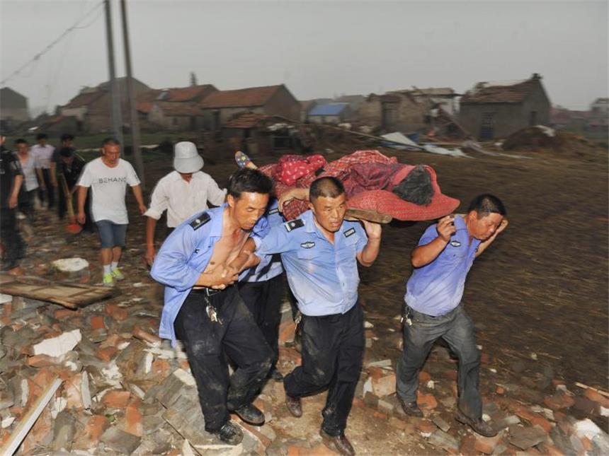 Nach Tornados in Ostchina: «Die Schäden sind schrecklich» Rettungskräfte bergen eine verletzte Frau. Foto: Featurechina