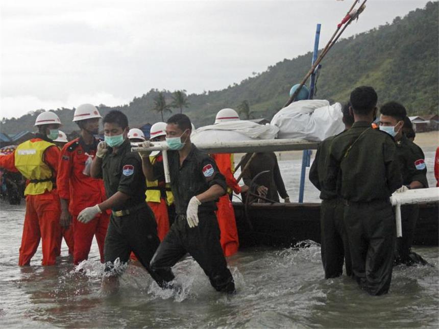Flugabsturz in Myanmar: Kaum Hoffnung auf Überlebende Rettungskräfte bergen Leichen: Beim Absturz einer Militärmaschine vor der Küste von Myanmar sind vermutlich alle 122 Insassen ums Leben gekommen. Foto: Esther Htusan