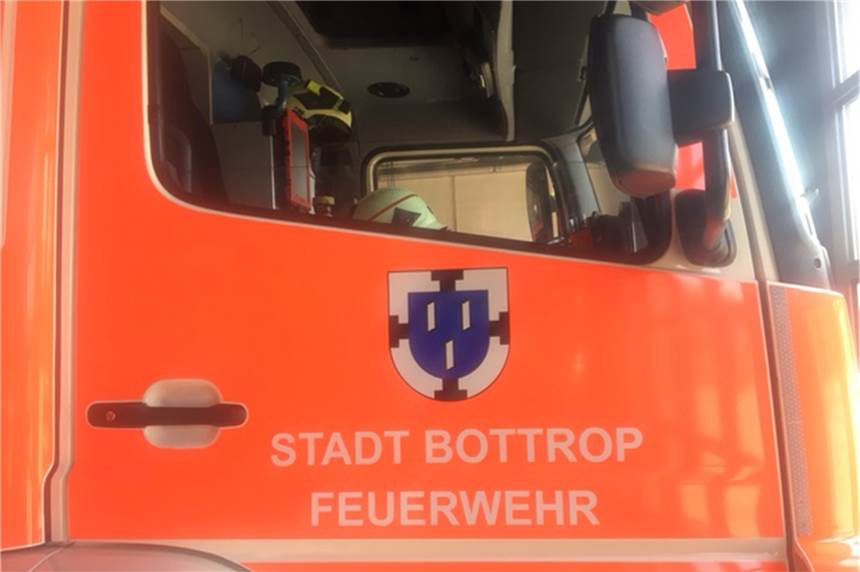 Fahrer (69) in Lebensgefahr: Auto prallt gegen Hausmauer und landet im Graben Rettungskräfte der Bottroper Feuerwehr befreiten den lebensgefährlich verletzten Mann aus seinem Auto, nachdem sie das Dach des Fahrzeugs abgetrennt hatten.