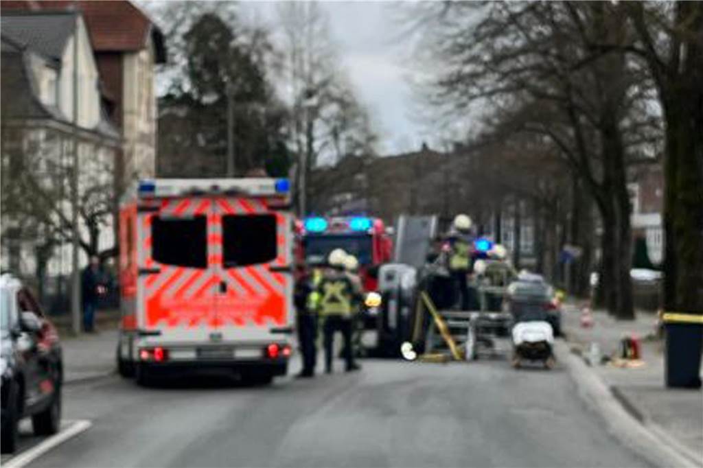 84-Jähriger hat riesiges Glück: Wagen kippt nach Unfall auf die Seite Rettungskräfte der Feuer- und Rettungswache Ahaus befreiten den 84-jährigen Mann aus dem umgekippten Auto.