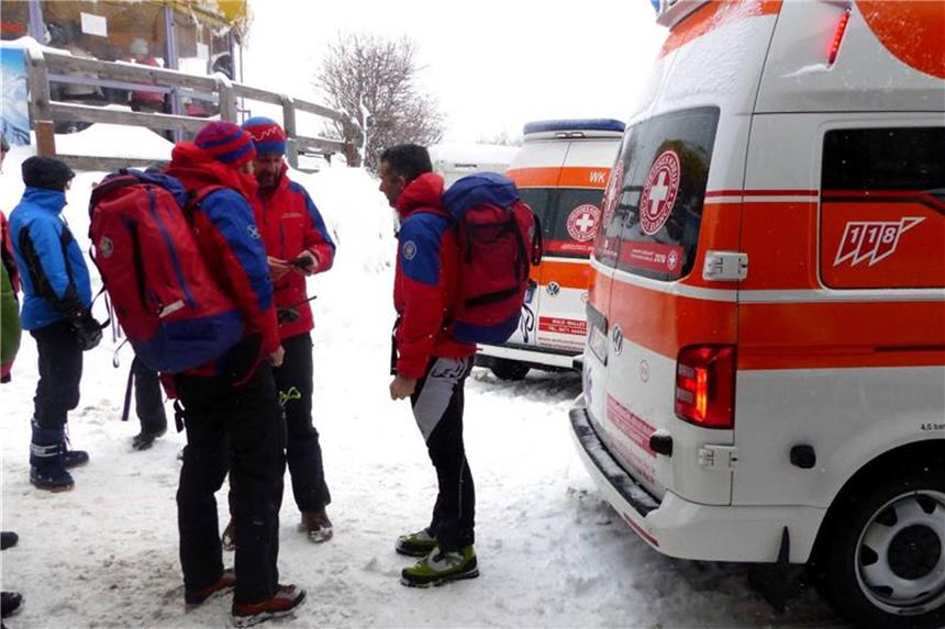 Trauer nach Lawinenunglück in Südtirol Rettungskräfte in St. Valentin in Südtirol. Foto: Walter Wegmann
