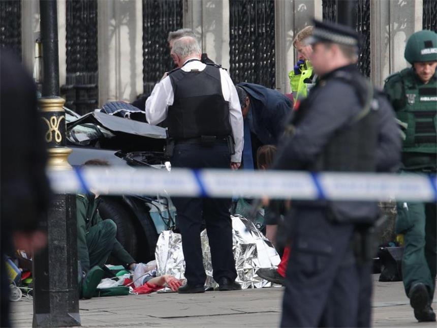 IS bekennt sich zu Londoner Anschlag Rettungskräfte kümmern sich um einen Verletzten. Foto: Yui Mok