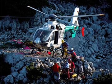 Rettungskräfte laden nahe des Eingangs zur Riesending-Höhle Ausrüstung in einen Hubschrauber. Foto: Nicolas Armer