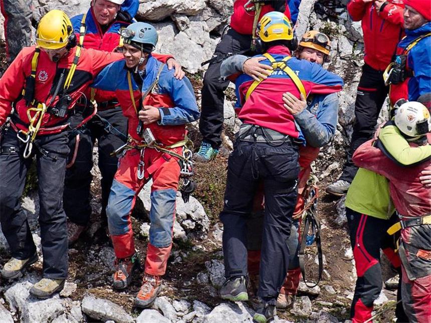 Verletzter Höhlenforscher nach elf Tagen gerettet Rettungskräfte liegen sich nach der erfolgreichen Bergung des verletzten Höhlenforschers in den Armen. Foto: Nicolas Armer