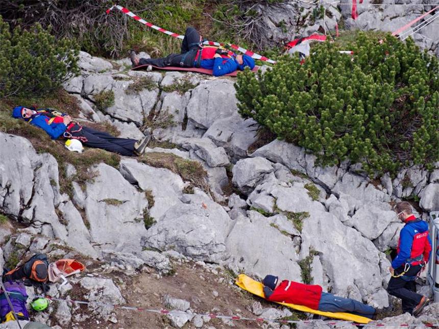 Verletzter Höhlenforscher nach elf Tagen gerettet Rettungskräfte ruhen sich am Eingang zur Riesending-Höhle aus. Foto: Nicolas Armer