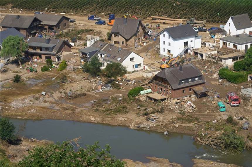 Neuer Bericht: Klima verändert sich dramatisch Rettungskräfte sind nach dem Hochwasser in Marienthal in Rheinland-Pfalz im Einsatz.