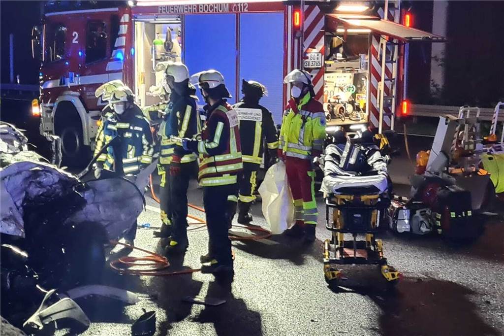 Nach tödlichem Unfall auf A40: Was tun gegen Geisterfahrer? Rettungskräfte stehen auf der A40.