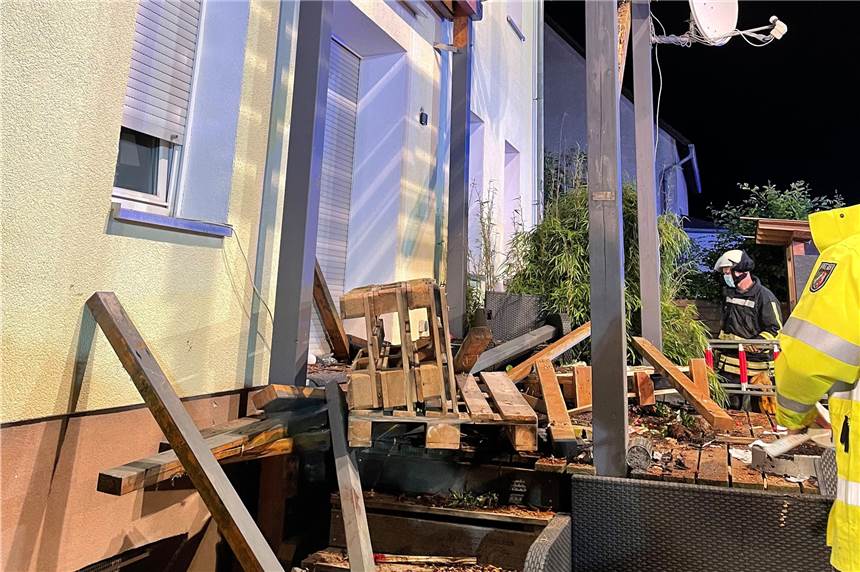 Neun Menschen bei Einsturz von Balkon verletzt Rettungskräfte stehen neben den Trümmern eines Balkons aus Holz, der mit mehreren Menschen darauf eingestürzt ist.