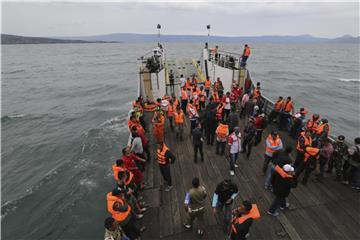 Rettungskräfte suchen im Tobasee nach Überlebenden. Foto: AP