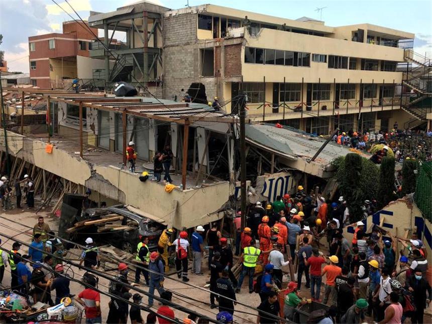Erdbeben-Drama in Mexiko: Mehr als 220 Tote, viele Schäden Rettungskräfte suchen in einer eingestürzten Schule nach vermissten Kindern. Foto: Jorge Serratos