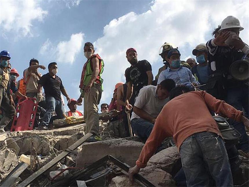 Erdbeben-Drama in Mexiko: Mehr als 220 Tote, viele Schäden Rettungskräfte suchen in Mexiko-Stadt nach Überlebenden des Erdbebens. Foto: Armando Meneses