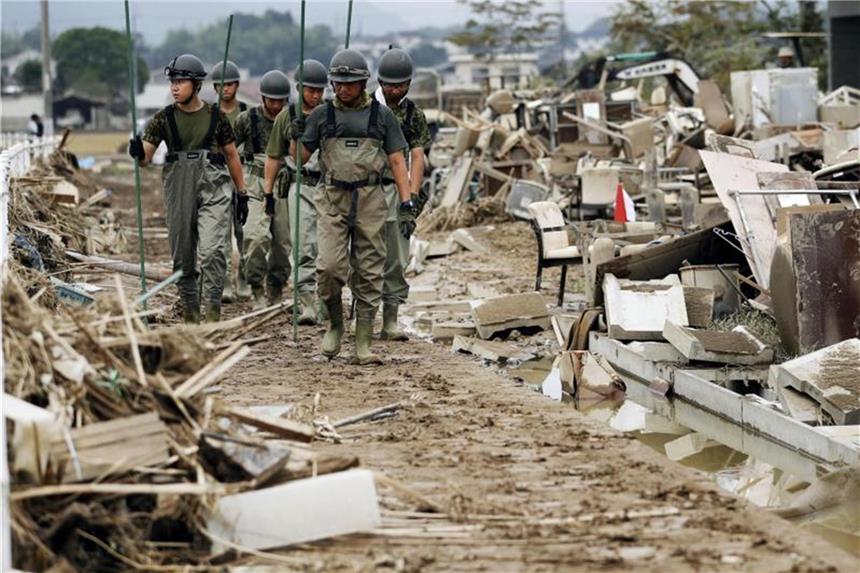 Hitze setzt Japans Überschwemmungsopfern zu Rettungskräfte suchen nach den Überschwemmungen immer noch nach vermissten Anwohnern. Foto: Shohei Miyano/Kyodo News