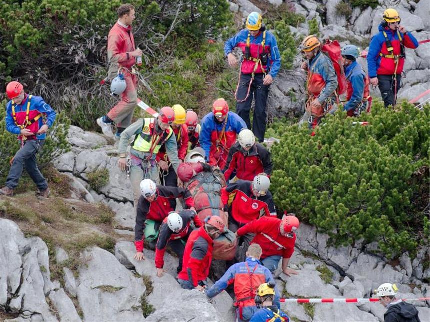 Nach 274 Stunden: Verletzter Forscher gerettet Rettungskräfte tragen nahe des Einstiegs der Riesending-Schachthöhle den verletzten Höhlenforscher Johann Westhauser auf einer Trage.